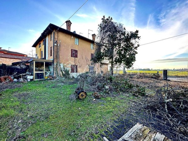 casa indipendente in vendita a Montechiarugolo in zona Basilicanova