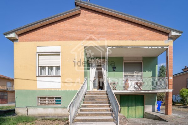 casa indipendente in vendita a Montechiarugolo in zona Basilicanova