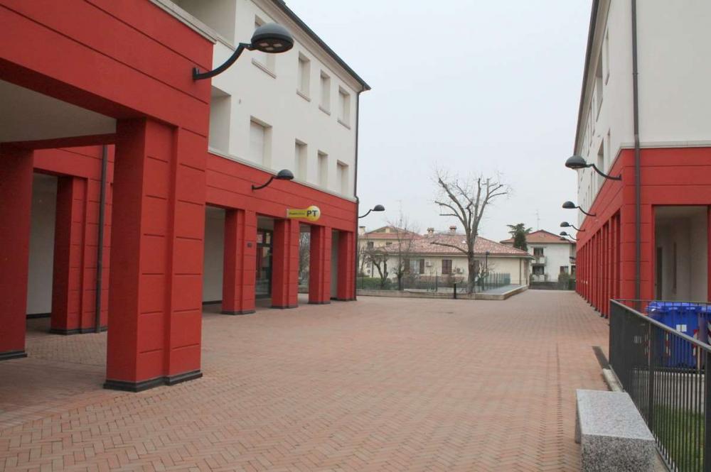 locale di sgombero in vendita a Montechiarugolo in zona Basilicanova