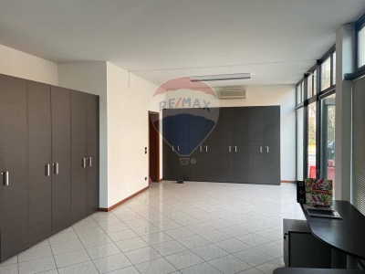 negozio in vendita a Montechiarugolo in zona Monticelli Terme