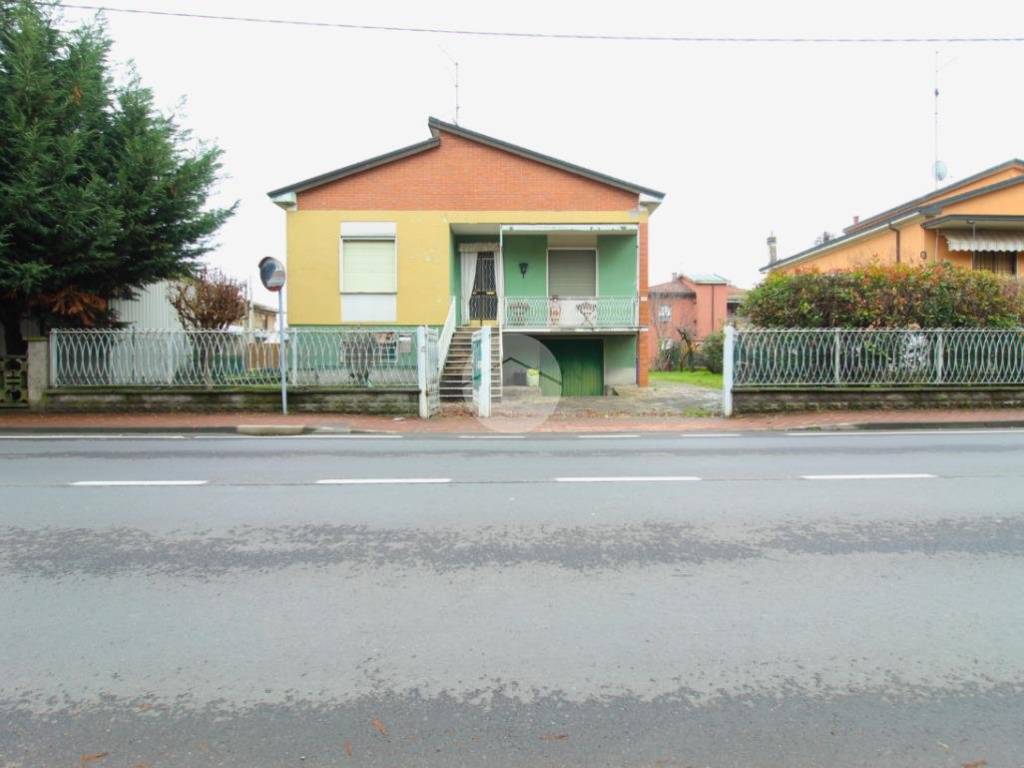 casa indipendente in vendita a Montechiarugolo in zona Basilicanova