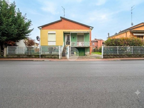 casa indipendente in vendita a Montechiarugolo in zona Basilicanova