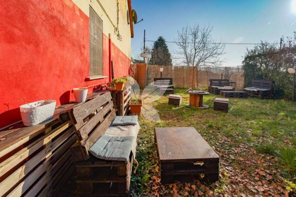 negozio in vendita a Montechiarugolo in zona Basilicanova