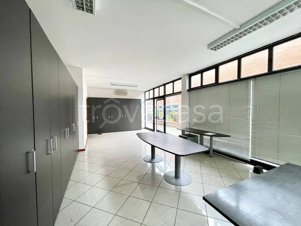 negozio in vendita a Montechiarugolo in zona Monticelli Terme