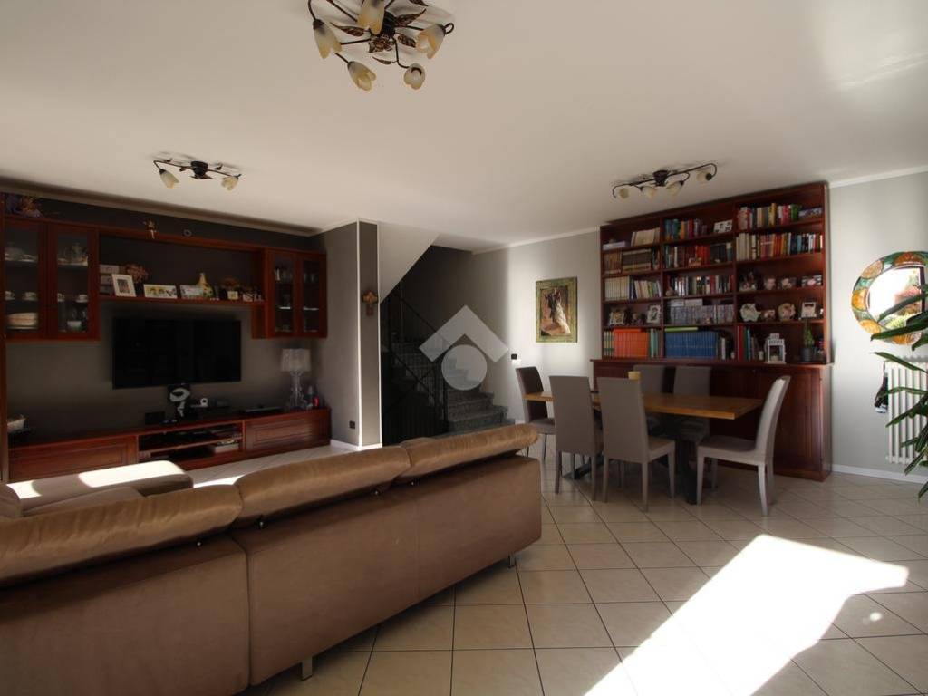 casa indipendente in vendita a Montechiarugolo in zona Piazza