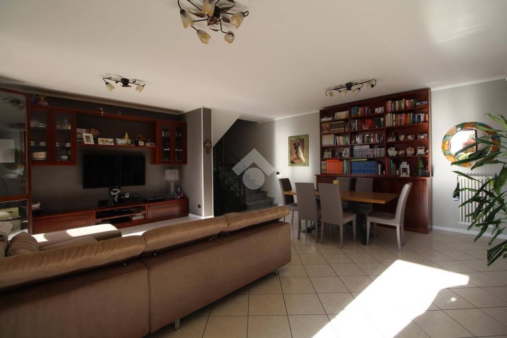 casa indipendente in vendita a Montechiarugolo in zona Piazza