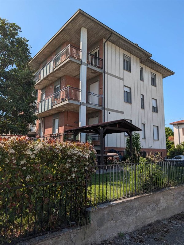 appartamento in vendita a Montechiarugolo in zona Basilicanova