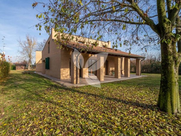 casa indipendente in vendita a Montechiarugolo in zona Basilicanova