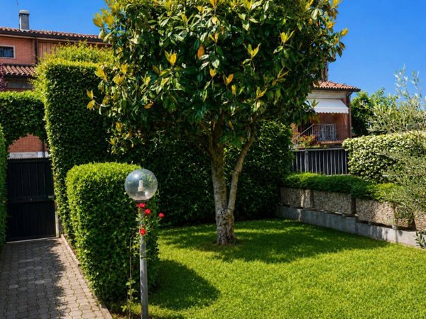 casa indipendente in vendita a Montechiarugolo in zona Basilicanova