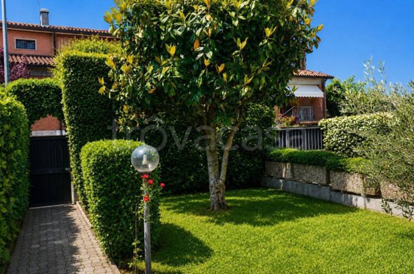 casa indipendente in vendita a Montechiarugolo in zona Basilicanova