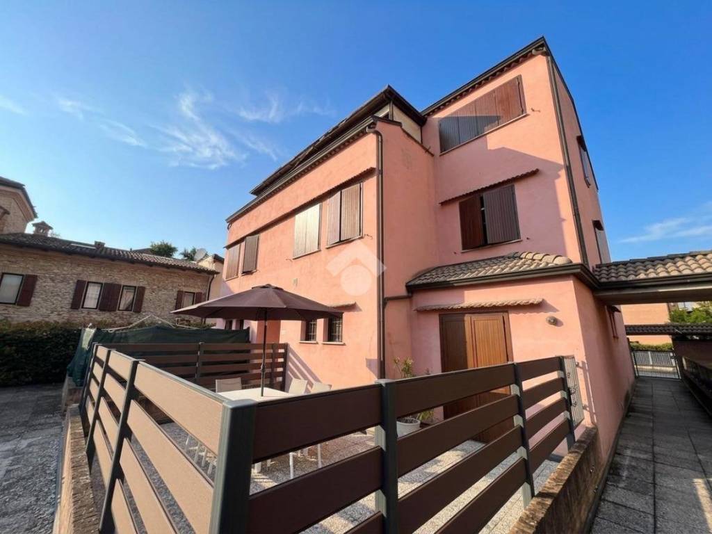 appartamento in vendita a Montechiarugolo in zona Basilicagoiano