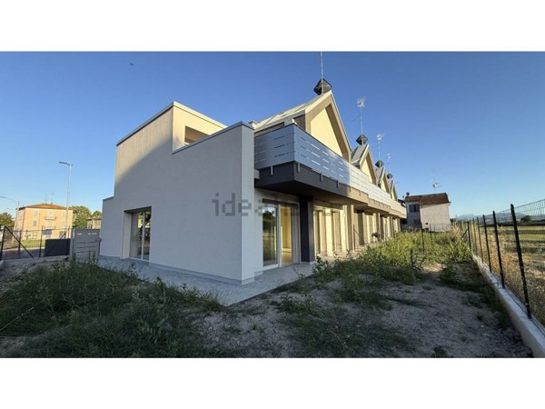 casa indipendente in vendita a Montechiarugolo in zona Basilicagoiano