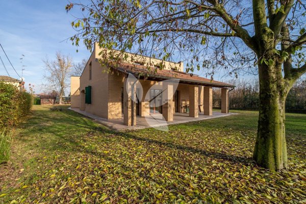 casa indipendente in vendita a Montechiarugolo in zona Basilicanova