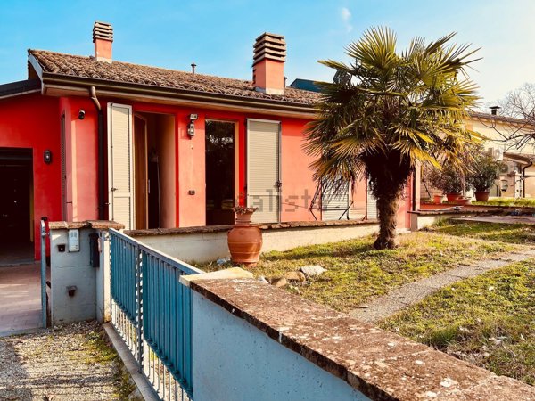 casa indipendente in vendita a Montechiarugolo in zona Basilicagoiano