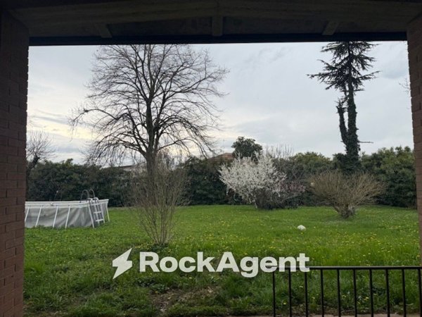 casa indipendente in vendita a Montechiarugolo in zona Basilicagoiano