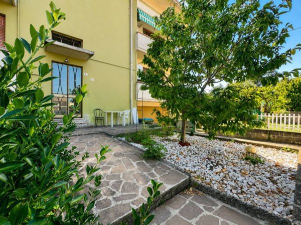 appartamento in vendita a Montechiarugolo in zona Monticelli Terme