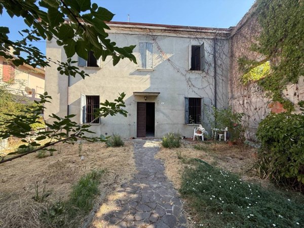 intera palazzina in vendita a Montechiarugolo in zona Basilicagoiano
