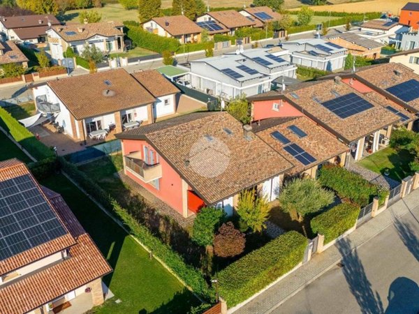 casa indipendente in vendita a Montechiarugolo in zona Monticelli Terme