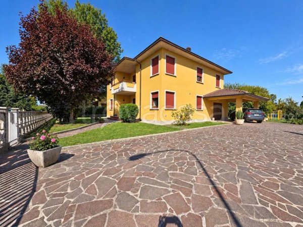 casa indipendente in vendita a Montechiarugolo in zona Basilicagoiano