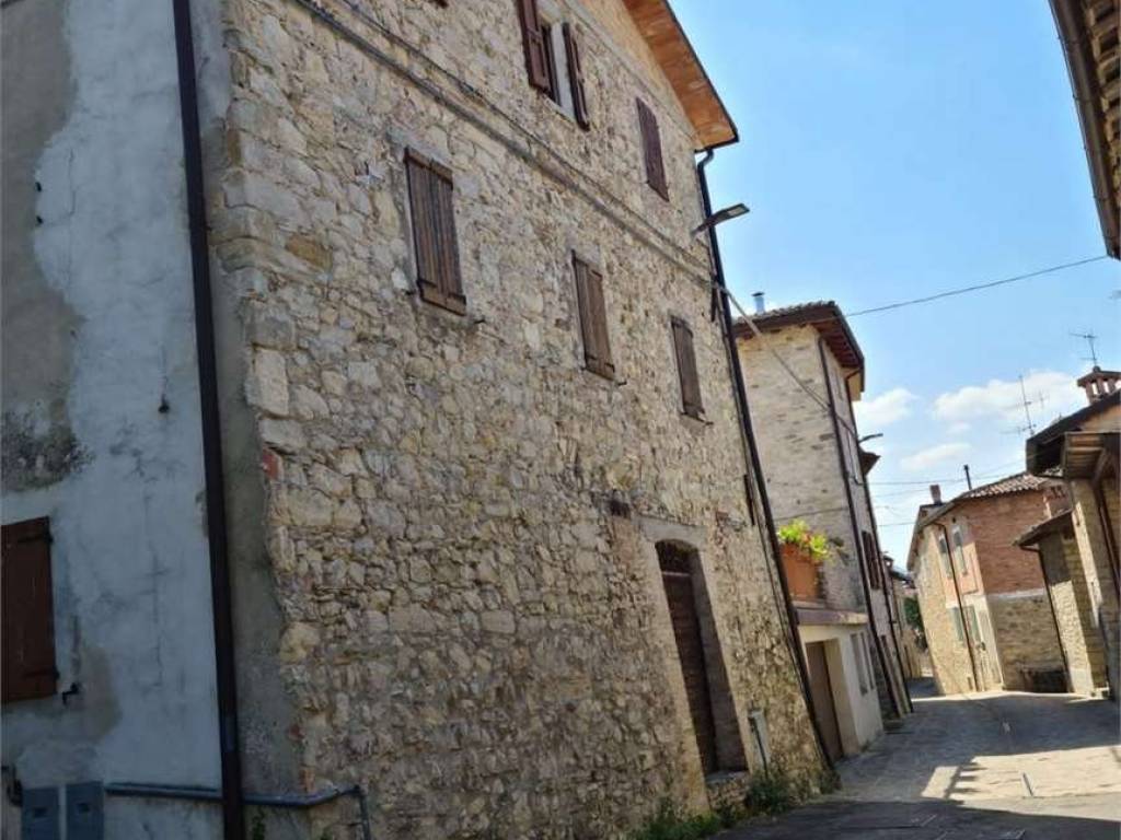 appartamento in vendita a Neviano degli Arduini in zona Cedogno