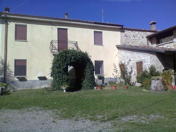 casa indipendente in vendita a Neviano degli Arduini in zona Piazza