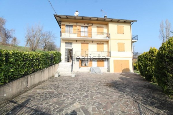 esavano in vendita a Neviano degli Arduini in zona Urzano