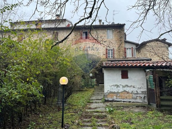 casa indipendente in vendita a Neviano degli Arduini in zona Urzano