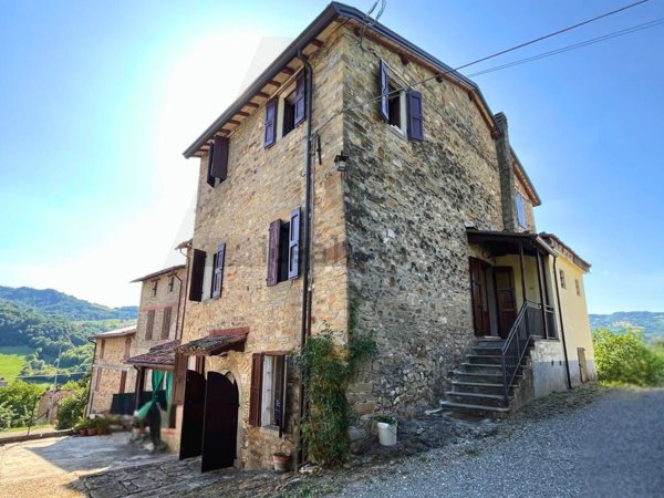 esavano in vendita a Neviano degli Arduini in zona Sasso