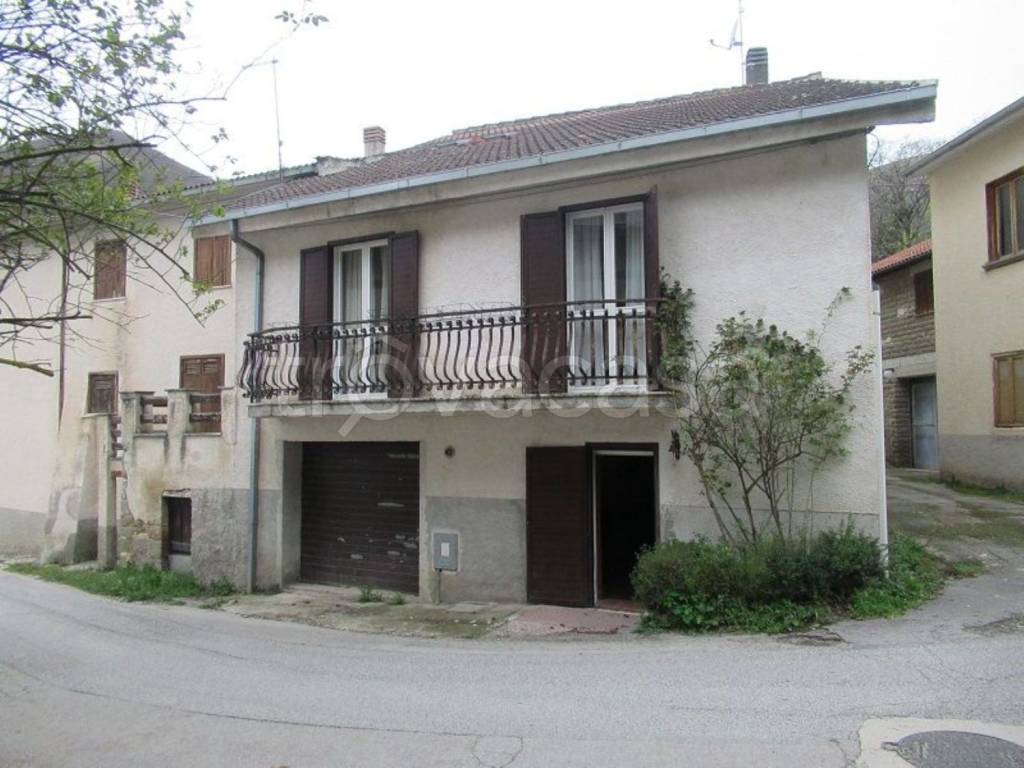 appartamento in vendita a Neviano degli Arduini in zona Vezzano