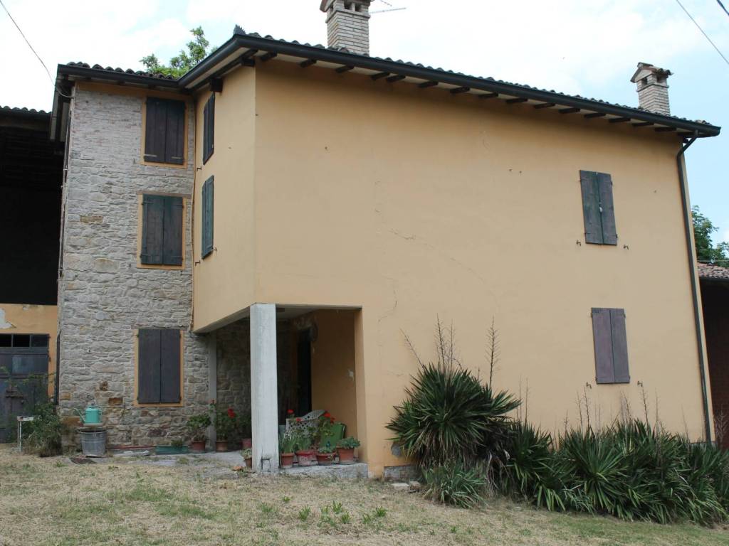 casa indipendente in vendita a Neviano degli Arduini in zona Piazza