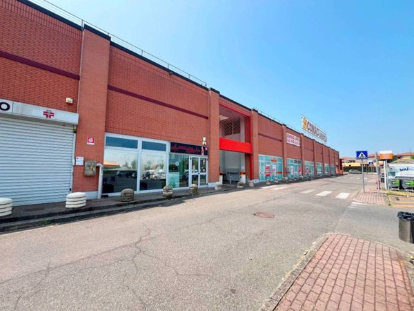 negozio in vendita a Noceto in zona Ponte Taro