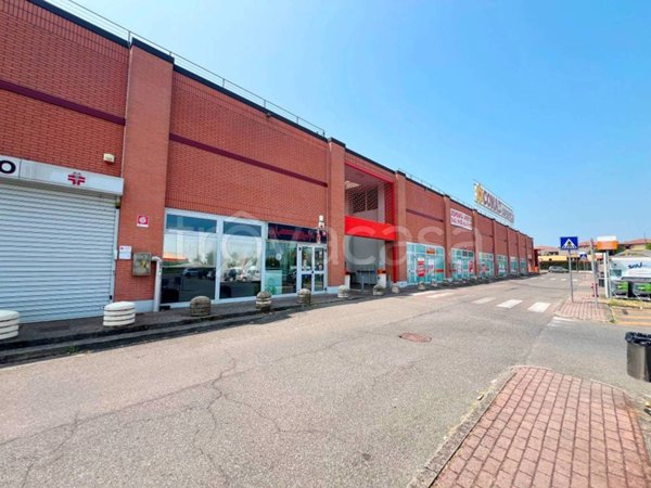 negozio in vendita a Noceto in zona Ponte Taro