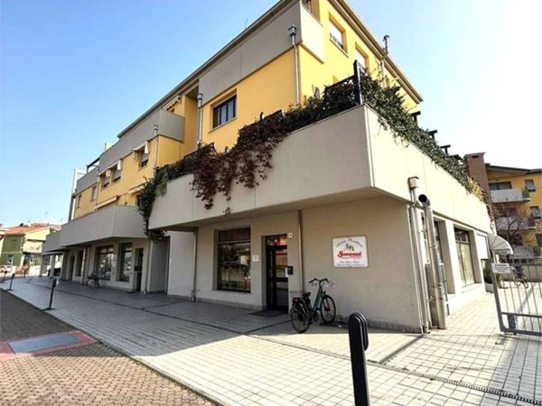locale commerciale in vendita a Noceto