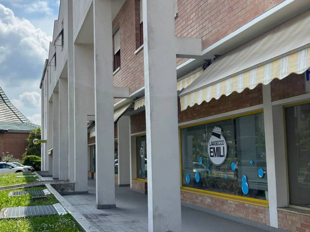 negozio in vendita a Noceto in zona Ponte Taro