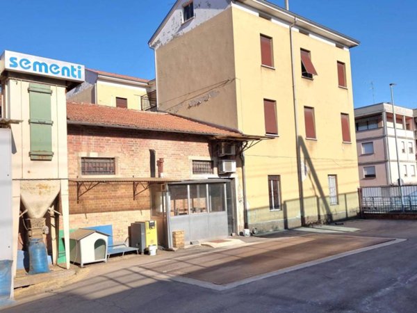 locale di sgombero in vendita a Parma in zona San Martino / Paradigna