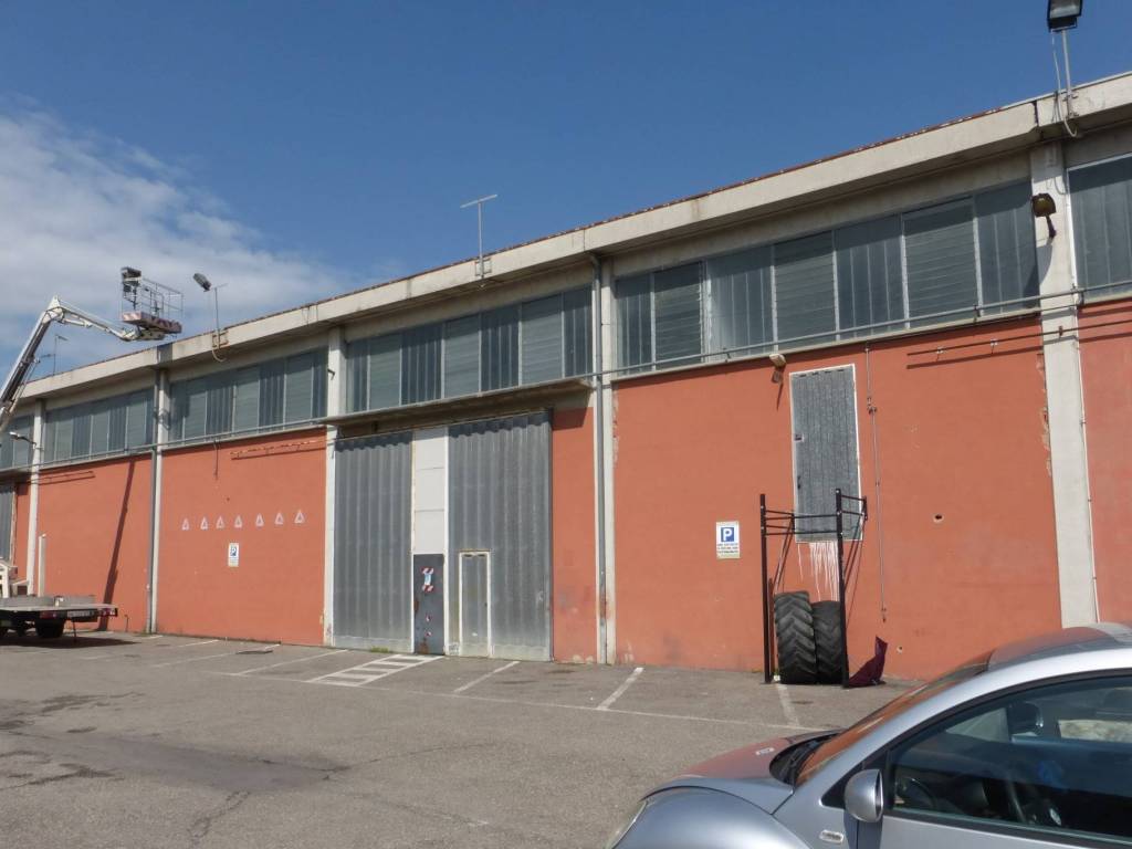 locale commerciale in vendita a Parma in zona Montanara
