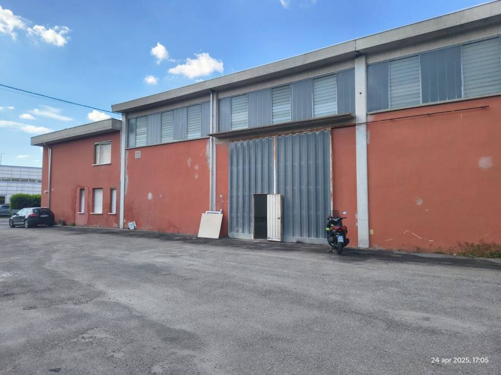locale commerciale in vendita a Parma in zona Montanara