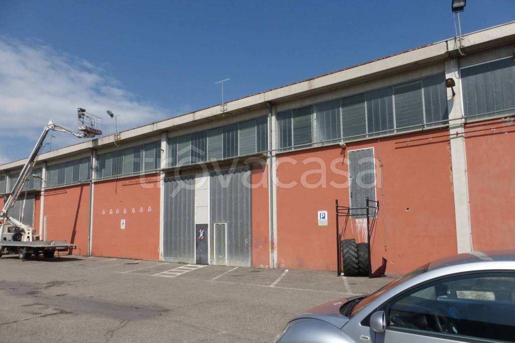 locale commerciale in vendita a Parma in zona Gaione