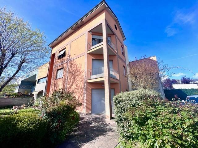 intera palazzina in vendita a Parma in zona Vicofertile