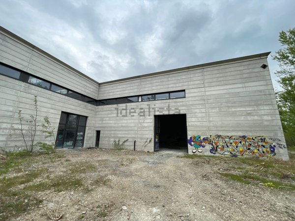 capannone in vendita a Parma in zona Moletolo