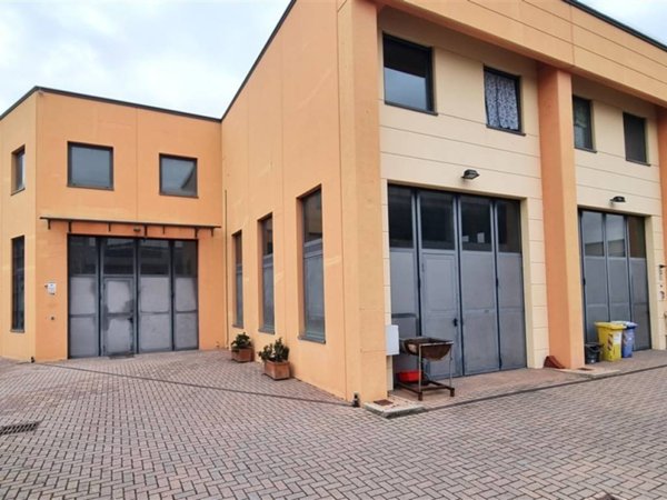 locale commerciale in vendita a Parma in zona Corcagnano