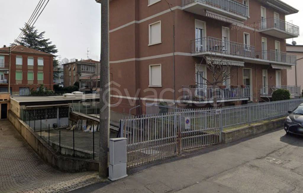 locale commerciale in vendita a Parma in zona Montanara