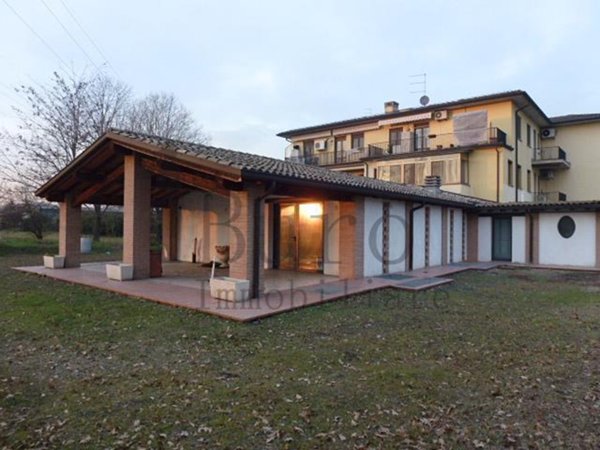 locale commerciale in vendita a Parma