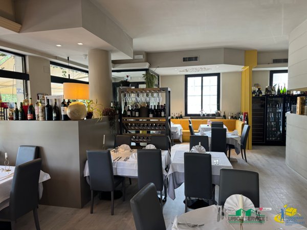 locale commerciale in vendita a Parma in zona Cittadella