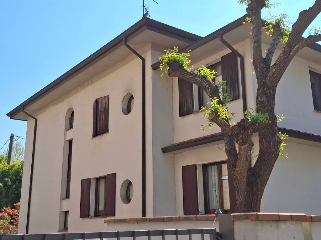 casa indipendente in vendita a Parma in zona Cittadella