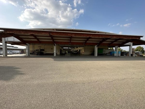 capannone in vendita a Parma in zona Crocetta