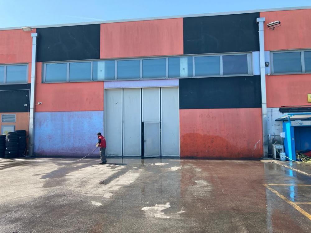 capannone in vendita a Parma in zona Centro Storico