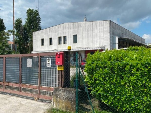 locale commerciale in vendita a Parma in zona Pilastrello