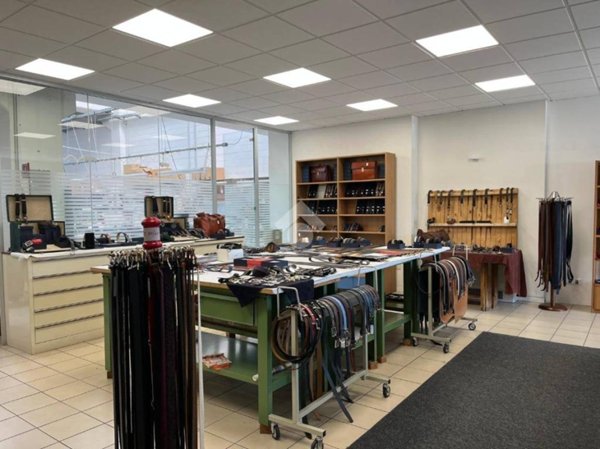 locale commerciale in vendita a Parma in zona Pablo