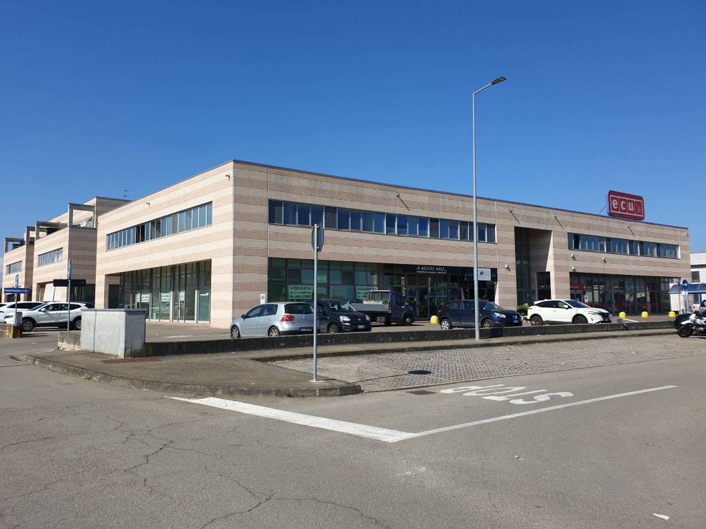 negozio in vendita a Parma in zona Pilastrello